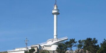 Imagen del Monumento al Indiano en Peña Cabarga.