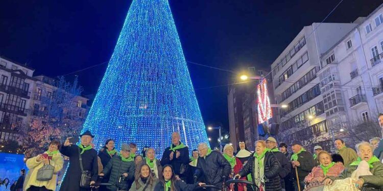 Los Mayores de Residencia Santa Lucia disfrutaron del ambiente navideño de la ciudad