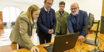 Entrega de equipos inteligentes en Santa María de Cayón
