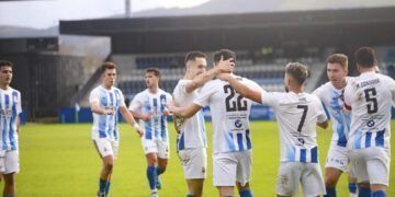 Jugadores de la RS Gimnastica celebrando el tanto del empate ante el Fabril
