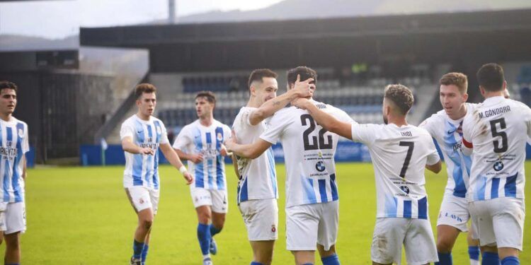 Jugadores de la RS Gimnastica celebrando el tanto del empate ante el Fabril