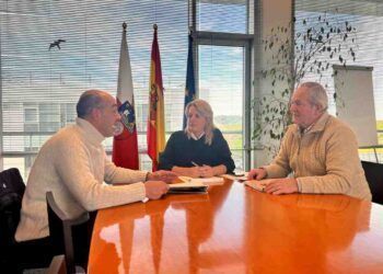 La consejera recibe a concejales de Villafufre
