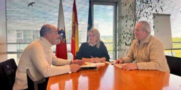 La consejera recibe a concejales de Villafufre