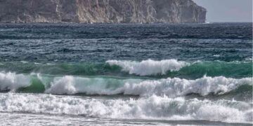 Oleaje en Cantabria durante la alerta naranja por fenómenos costeros