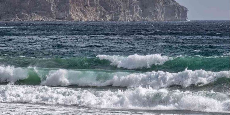 Oleaje en Cantabria durante la alerta naranja por fenómenos costeros