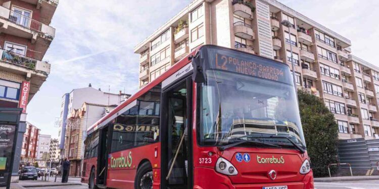 Vehículo del Torrebus en Torrelavega.