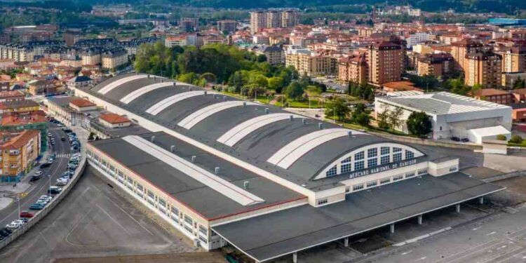 Torrelavega renueva el cartel del Mercado Nacional de Ganados