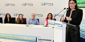 La alcaldesa Gema Igual en la presentación Patios Naturalizados