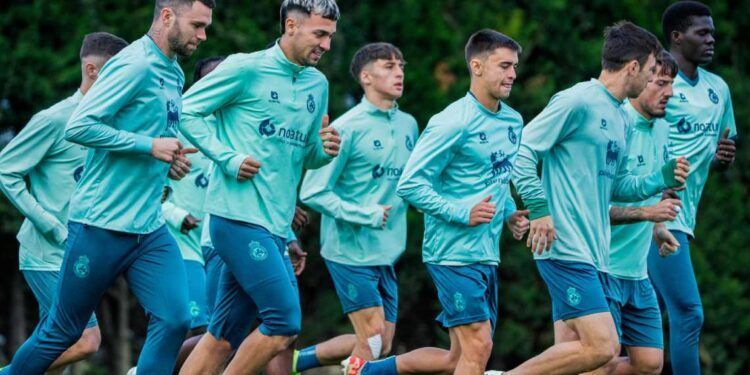 Jugadores del Racing de Santander entrenando antes del partido contra el Eldense.