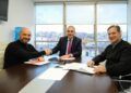 Firma del acuerdo para construir 37 viviendas de alquiler en Laredo con el consejero y el alcalde