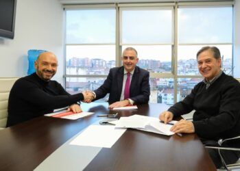 Firma del acuerdo para construir 37 viviendas de alquiler en Laredo con el consejero y el alcalde