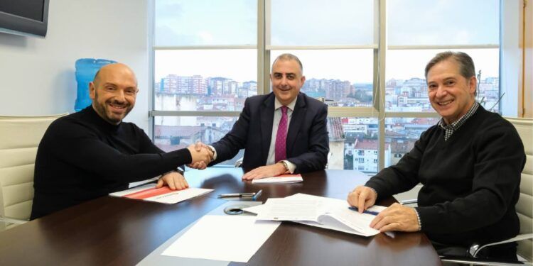 Firma del acuerdo para construir 37 viviendas de alquiler en Laredo con el consejero y el alcalde