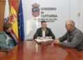 El alcalde de Arredondo con el consejero tratando la mejora del entorno rupestre de la ermita de San Juan de Socueva