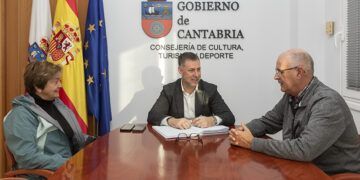 El alcalde de Arredondo con el consejero tratando la mejora del entorno rupestre de la ermita de San Juan de Socueva