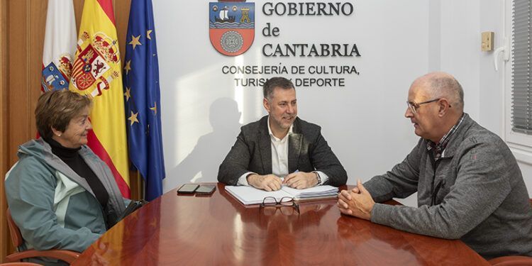 El alcalde de Arredondo con el consejero tratando la mejora del entorno rupestre de la ermita de San Juan de Socueva