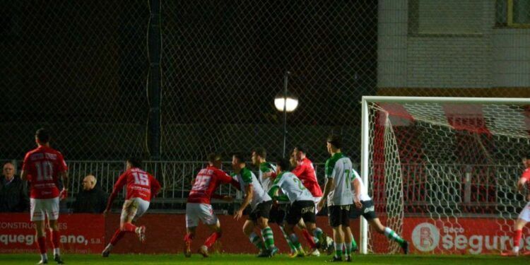 Victoria del CD Laredo ante el Rayo Cantabria