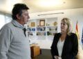 Consejera y alcalde de Bareyo en la reunión que mantuvieron en la consejería