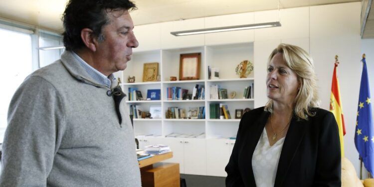 Consejera y alcalde de Bareyo en la reunión que mantuvieron en la consejería