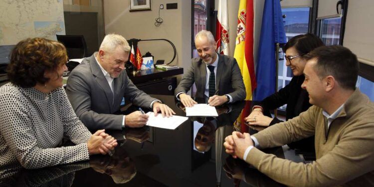 Firma del convenio para la FP Dual en Cantabria entre Educación y PYMETAL