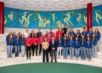 Consejero de Deporte Martínez Abad con el grupo de deportistas cántabros