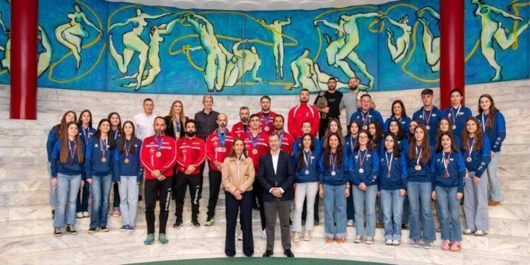 Consejero de Deporte Martínez Abad con el grupo de deportistas cántabros