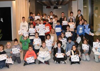 Los 96 Escolares con sus diplomas