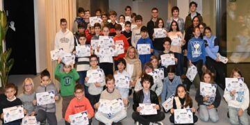 Los 96 Escolares con sus diplomas