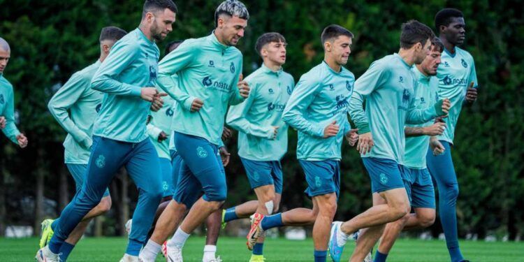 Plantilla del Racing ejercitándose en las instalaciones Nando Yosu