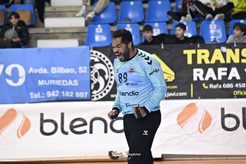Cesar "Bombom" Almeida celebra la Victoria del Blendio Sinfín frente al Barça Atlètic