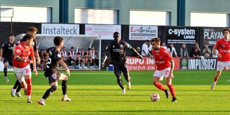 Isuardi en un partido del CD Laredo