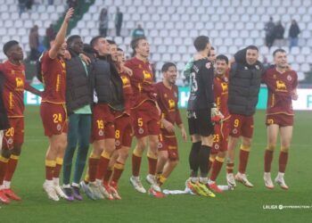 El Racing gana al Córdoba y se pone líder