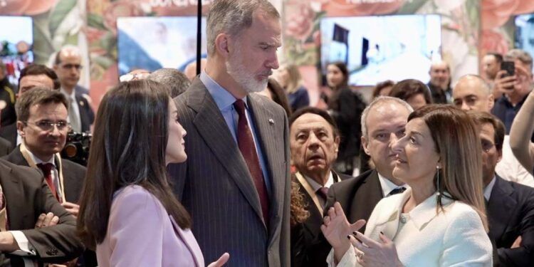 Los Reyes visitan el estand de Cantabria en Fitur