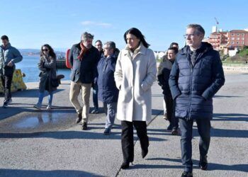La alcaldesa visita las obras del nuevo paseo marítimo