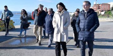 La alcaldesa visita las obras del nuevo paseo marítimo