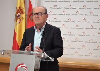 El diputado del PRC Javier López Marcano en rueda de prensa.
