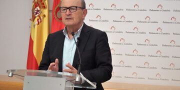 El diputado del PRC Javier López Marcano en rueda de prensa.