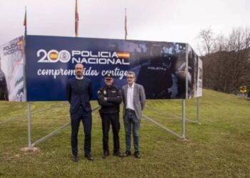 Torrelavega entrega la medalla de la ciudad a la Policía Nacional