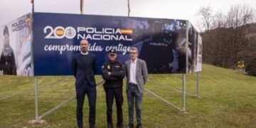 Torrelavega entrega la medalla de la ciudad a la Policía Nacional