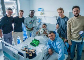 Los Futbolistas del Racing en su visita a los niños en el Hospital Valdecilla