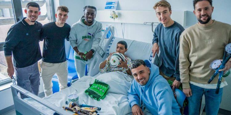 Los Futbolistas del Racing en su visita a los niños en el Hospital Valdecilla