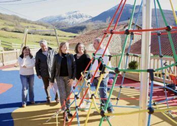La consejera y el alcalde en el parque infantil de Puente Pumar