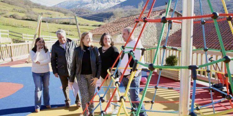 La consejera y el alcalde en el parque infantil de Puente Pumar