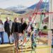 La consejera y el alcalde en el parque infantil de Puente Pumar