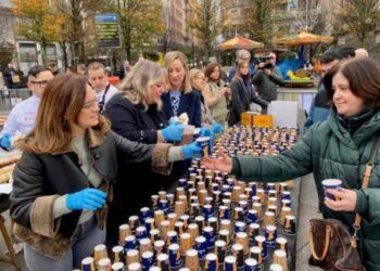 Reparto del roscón solidario en Santander en la Plaza del Ayuntamiento