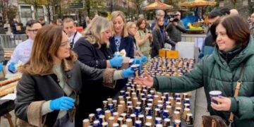 Reparto del roscón solidario en Santander en la Plaza del Ayuntamiento