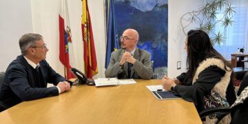 Reunión alcalde de Cayón con el Consejero de Sanidad