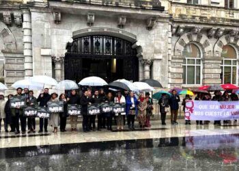 minuto de silencio por violencia de género en santander
