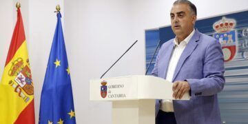 El Consejero en rueda de prensa confirmando las ayudas al transporte público