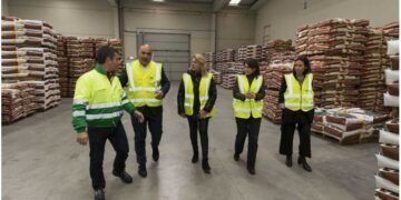 La consejera en su visita a las instalaciones de Agrocantabria