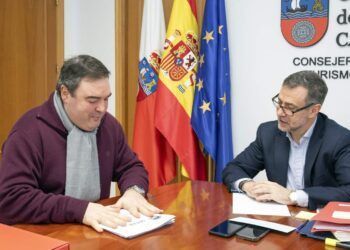 Reunión del Alcalde de Miera, para tratar proyectos culturales y deportivos